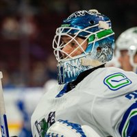 Šilovs vai Desmits – 'Canucks' treneris vieš skaidrību par latvieša izredzēm kāpt uz NHL ledus