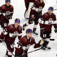 Latvijas hokejisti vēl vienā 'bullīšu' divcīņā pieveic Austriju