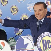 Берлускони: Макрон — "привлекательный парень с симпатичной мамой"
