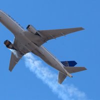 Sabojājoties lidmašīnas dzinējam, Denveras priekšpilsētā nogāžas lielas lidmašīnas detaļas