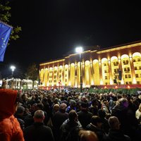 ФОТО: "Грузия — не Россия". Тысячи людей вышли протестовать в Тбилиси против результатов выборов