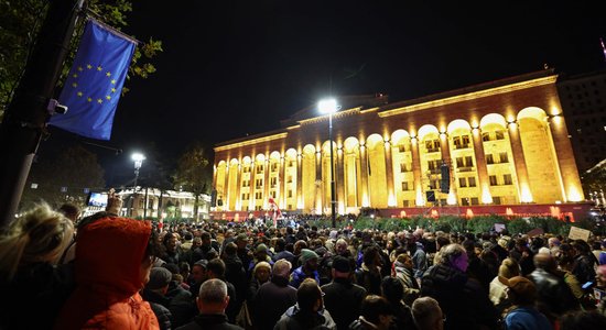 Foto: "Gruzija nav Krievija". Tūkstošiem cilvēku devušies protestēt pret vēlēšanu rezultātiem