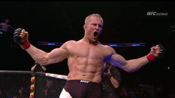 Latvijas cīkstonis Mihails Cirkunovs UFC debitē ar uzvaru