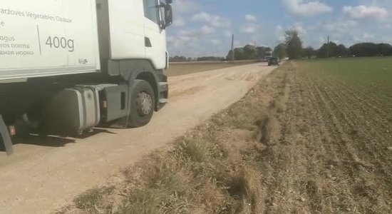 Video: Brunavā autovadītāji spiesti pārvietoties pa 'smilšu vannām'