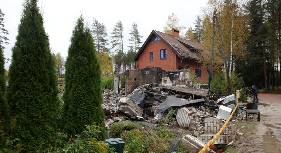 Saulkrastu novadā uzsprāgušajā mājā atrasti aptuveni 100 kilogrami pirotehnikas