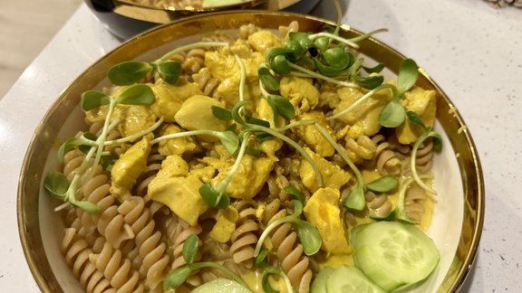 Derēs arī kaloriju skaitītājiem – veselīgais vistas karijs ar kokosriekstu pienu