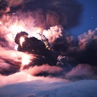 Фотогалерея: столкновение стихий — извергающийся вулкан и молния