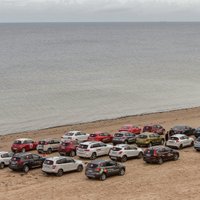 Foto: 'Latvijas Gada auto 2014' kandidāti pulcējas pludmalē