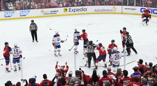 "Panthers" graujoši uzvar vienā no haotiskākajām Stenlija kausa fināla spēlēm