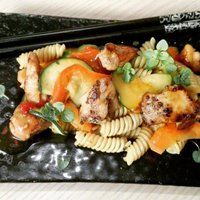 Makaronu salāti ar vistu un dārzeņiem ķīniešu gaumē
