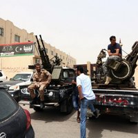Lībijas kaujinieki turpina ministriju aplenkumu