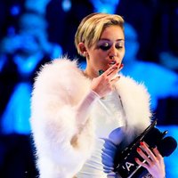 Майли Сайрус выкурила "косяк" во время вручения награды MTV
