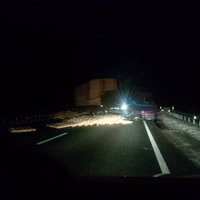Kravas auto sadursmē uz Kokneses šosejas bojā gājis viens no vadītājiem; satiksme atjaunota (plkst.15:20)