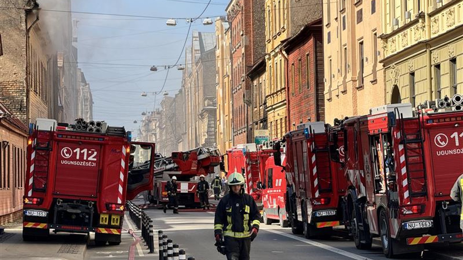 Video: Liesmas posta koka namu Bruņinieku ielā Rīgā; strādā 30 glābēji