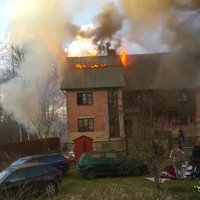 Video: Dzēšot paaugstinātas bīstamības ugunsgrēku Bukultos, cieš divi ugunsdzēsēji