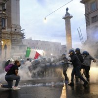 Protesti pret Itālijas valdības Covid-19 ierobežošanas politiku Romā pārauguši grautiņos