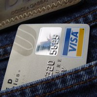 Krievija piekāpjas un nolemj neprasīt milzu depozītus no 'Visa' un 'MasterCard'