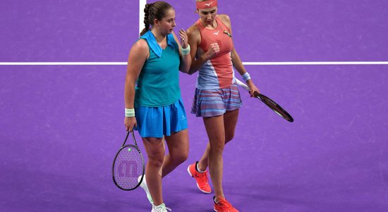 Ostapenko un Kičenoka dramatiskā cīņā ar zaudējumu sāk WTA finālturnīru