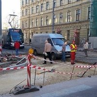 ФОТО: На улице Кр. Барона в яму провалился микроавтобус