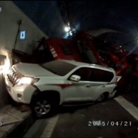 Video: Neveiksmīgs apdzīšanas mēģinājums Ķīnā izvēršas autoavārijā