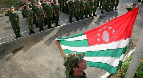 Антироссийские протесты в Абхазии: протестующие в Сухуми прорвались на территорию парламента