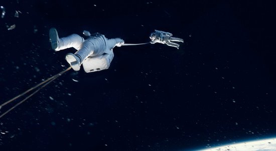 Latvijas kino sāk izrādīt trilleri 'Gravitāte'