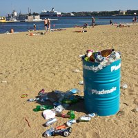 Foto: Atpūtnieki sašutuši par netīrību Ķīpsalas pludmalē (ar RD komentāru)