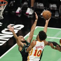 Porziņģa "Celtics" uz Bostonas arēnas jaunās grīdas nenosargā 15 punktu pārsvaru