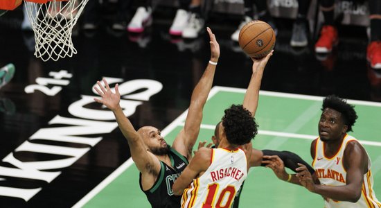 Porziņģa "Celtics" uz Bostonas arēnas jaunās grīdas nenosargā 15 punktu pārsvaru