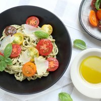 Spageti ar bazilika pesto un krāsainiem tomātiem