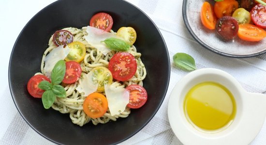 Spageti ar bazilika pesto un krāsainiem tomātiem