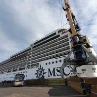 ФОТО: В Рижском порту пришвартовался лайнер MSC Poesia. Что у него внутри?