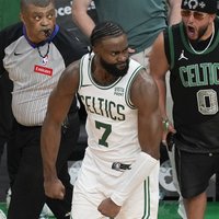 "Celtics" bez Porziņģa ar smagu uzvaru pagarinājumā iesāk NBA konferences finālu