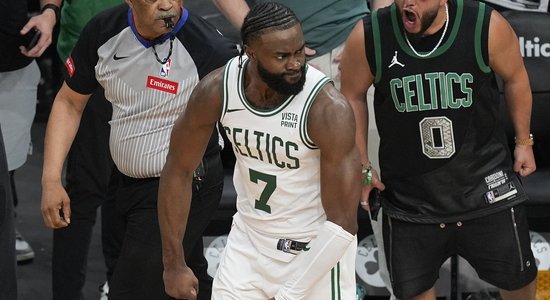 "Celtics" bez Porziņģa ar smagu uzvaru pagarinājumā iesāk NBA konferences finālu