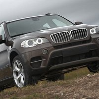 ВИДЕО: BMW X5 удирает от полиции по проселочной дороге