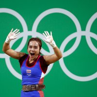 Rio olimpiādes pirmajās svarcelšanas sacensībās uzvar Taizemes sportiste Tanasana