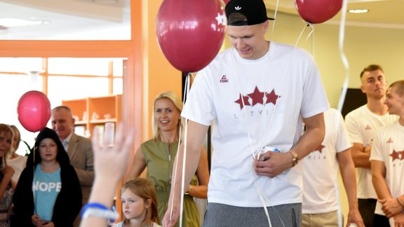 Basketbols: Latvijas basketbola izlase viesojas bērnu slimnīcā