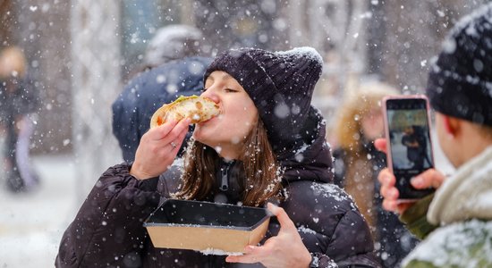 Foto: Kā gardēži pieskandināja Vecrīgu 'Street Food festivālā'