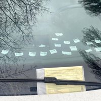 Policija Rīgā soda auto īpašnieku par atšķirīgām novietošanas laika norādēm logā