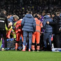 "Fiorentina" spēlētājs saļimst laukumā; tiek pārtraukts Itālijas A sērijas mačs