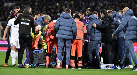 "Fiorentina" spēlētājs saļimst laukumā; tiek pārtraukts Itālijas A sērijas mačs