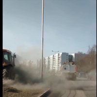 Video: Traktors Rīgā tīra smiltis un saceļ milzīgu putekļu mākoni (ar RD komentāru)