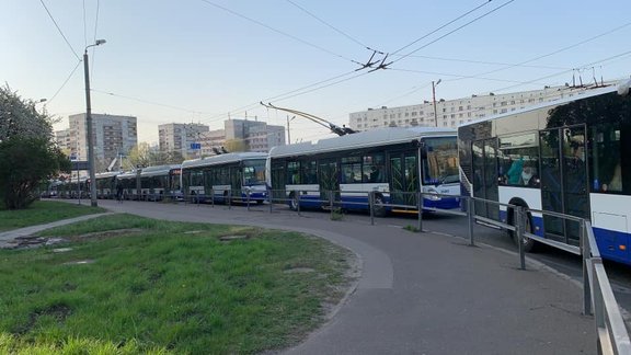 "Rīgas Satiksmes" transportu garās rindas piektdienas rītā - 5