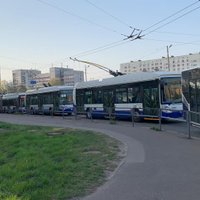Foto: Piektdienas rītā izveidojies sabiedriskā transporta sastrēgums Purvciemā
