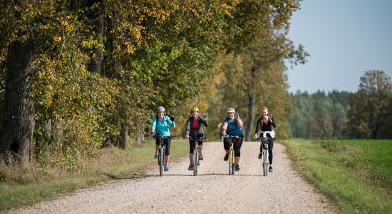 Foto: Velobrauciens 'Ieriteņo rudenī' noslēdz aktīvā tūrisma sezonu Smiltenes novadā