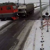 Video: Kazahstānā divi vilcieni sadragā kravas automašīnu