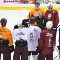Latvijas hokeja izlases jaunie spēlētāji slavē galveno treneri Hārtliju