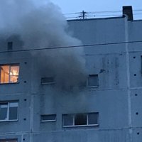 Foto: daudzdzīvokļu ēkā Kurzemes prospektā izcēlies ugunsgrēks