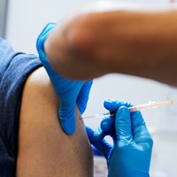 Охват вакцинацией от Covid-19 в Латвии в начале января достиг почти 70%