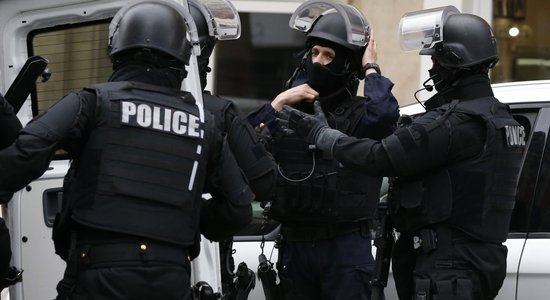 Francijā uzbrukumā cietuma furgonam nogalināti divi sargi